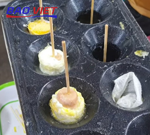 Sử dụng máy làm trứng cuộn xúc xích