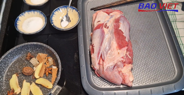 Chuẩn bị nguyên liệu làm bắp bò luộc Chuẩn bị nguyên liệu làm bắp bò luộc