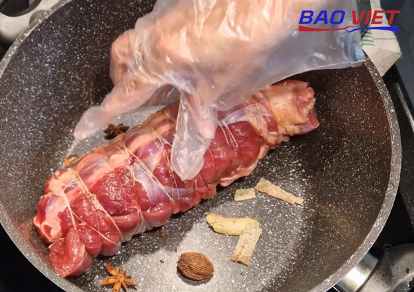 Đặt bắp bò lên trên quế hoa hồi Đặt bắp bò lên trên quế hoa hồi