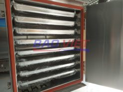 Khoang nấu với 8 khay xếp đều nhau