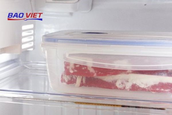 Cách bảo quản thịt bò trong tủ lạnh bằng hộp đựng có nắp