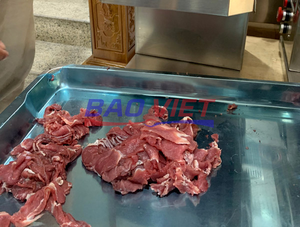 Thịt tươi sau khi được cắt bằng máy