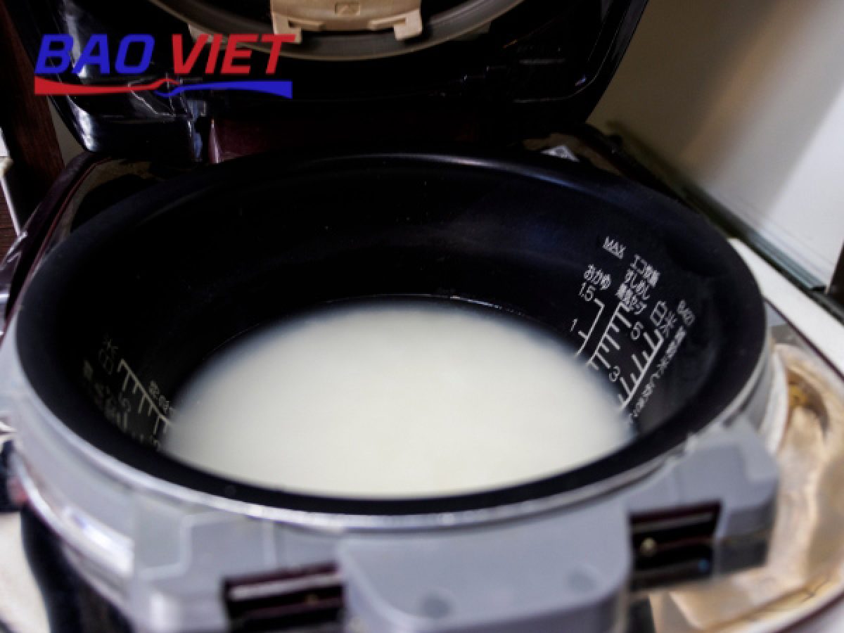Đong gạo và nước