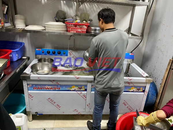 Sử dụng máy rửa bát siêu âm tại bếp trường mầm non