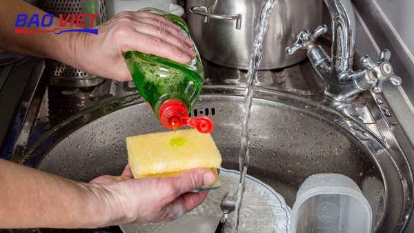 Dùng nước rửa chén kết hợp nước nóng