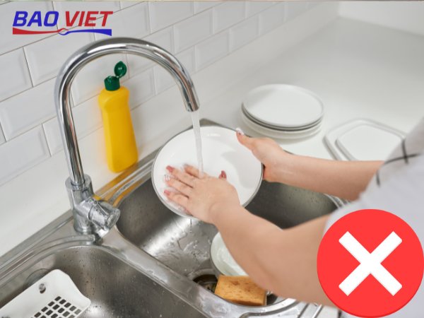Không nên rửa trực tiếp dưới vòi nước