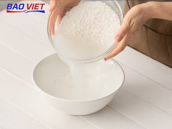 Nước vo gạo tẩy trắng đồ sứ