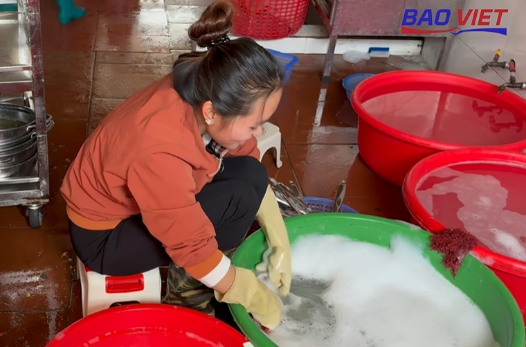 Tốn nhiều thời gian công sức rửa bát bằng tay