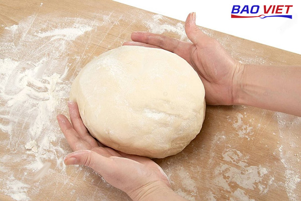 Dùng tay nhào bột làm bánh bao