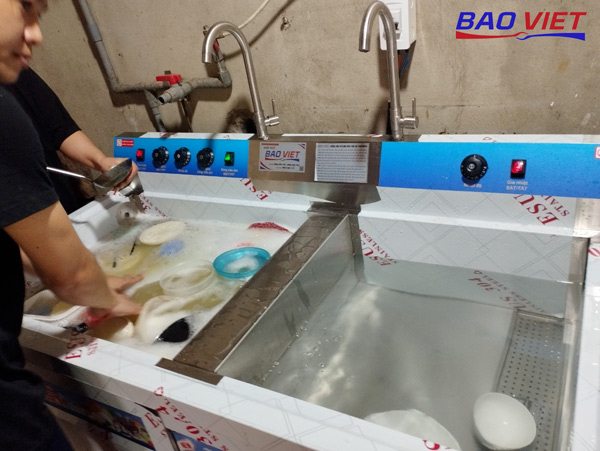 Sử dụng máy rửa bát siêu âm cho nhà hàng