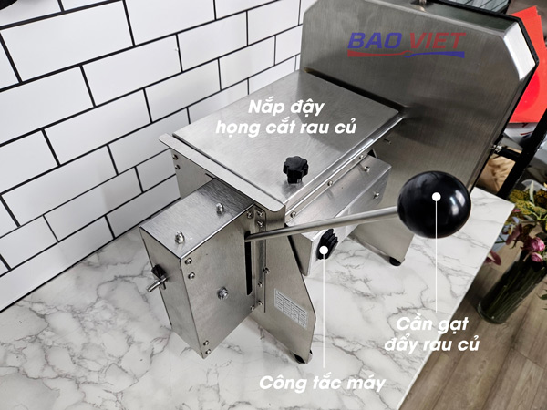 Vị trí cần gạt đẩy rau củ vào lưỡi dao