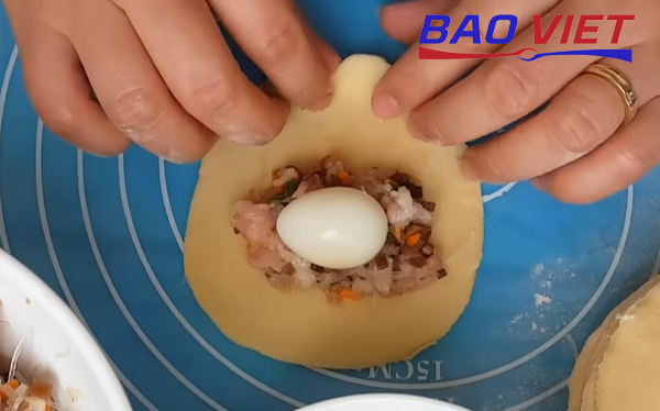 Dùng tay gói bánh gối