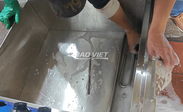 Vệ sinh sạch sẽ bồn rửa của máy Vệ sinh sạch sẽ bồn rửa của máy
