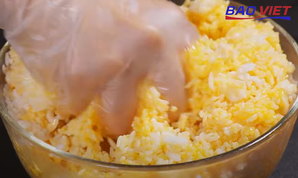 Bóp để trộn đều cơm và trứng