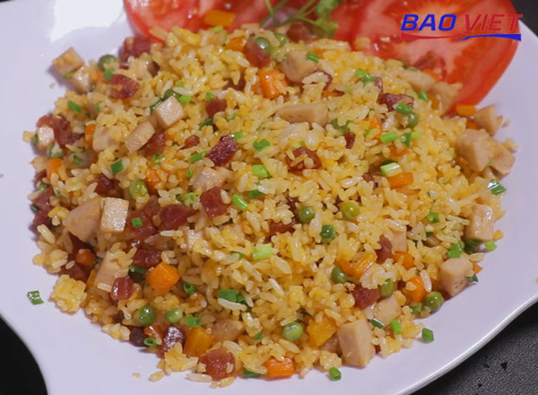 Cách làm cơm chiên Dương Châu giòn