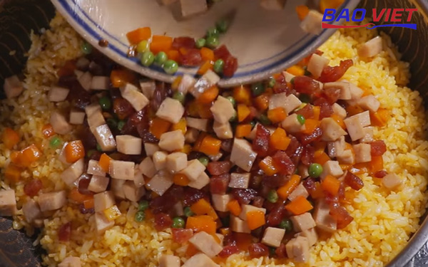 Cho topping vào đảo cùng cơm