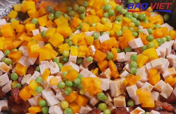 Xào topping làm cơm chiên Dương Châu