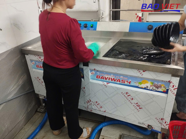 Sử dụng máy rửa bát siêu âm