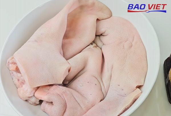 Chuẩn bị phần nguyên liệu làm má heo nướng