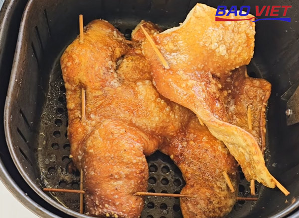 Nướng má heo giòn rụm