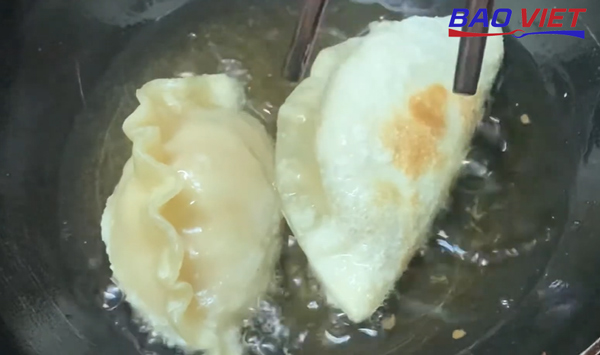 Cho bánh mandu lên chiên