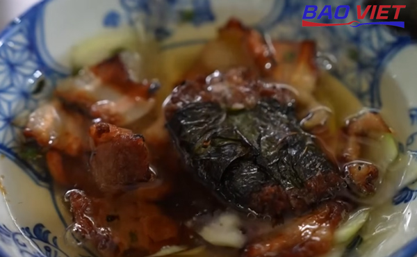 Bát bún chả kẹp que tre hấp dẫn Bát bún chả kẹp que tre hấp dẫn