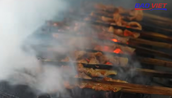 Nướng các que thịt trên than hồng Nướng các que thịt trên than hồng