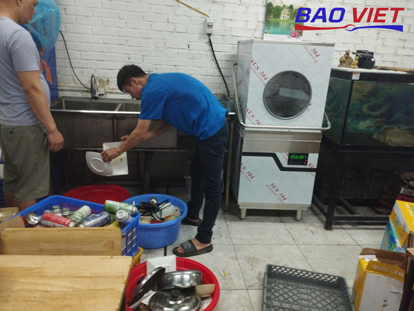 Lưu ý gạt thức ăn thừa trên bát đĩa