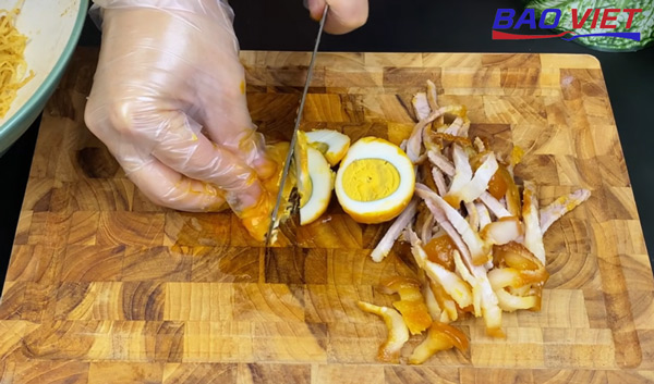 Cắt trứng và thịt vừa miệng ăn