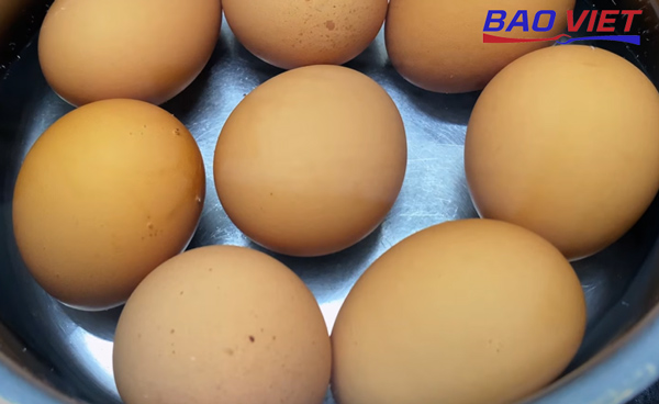 Cho trứng vào nồi luộc