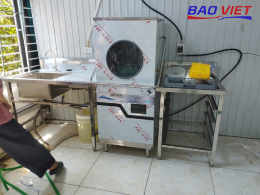Máy rửa bát cửa sập có rửa được đũa thìa không
